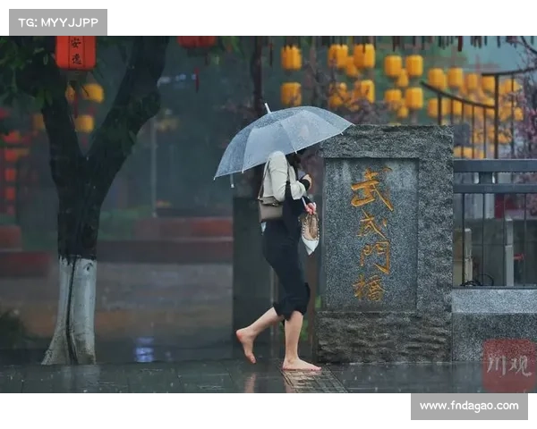 暴雨中赤脚守护比赛用球 龙仁市球童感动全场赢得掌声 暴雨中赤脚守护比赛用球 龙仁市球童感动全场赢得掌声